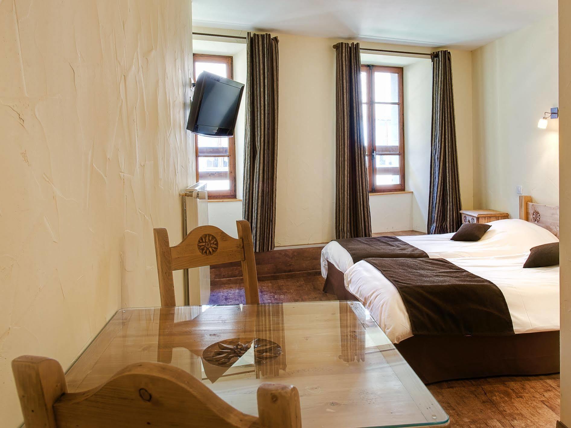 Hotel Du Commerce Thônes Dış mekan fotoğraf