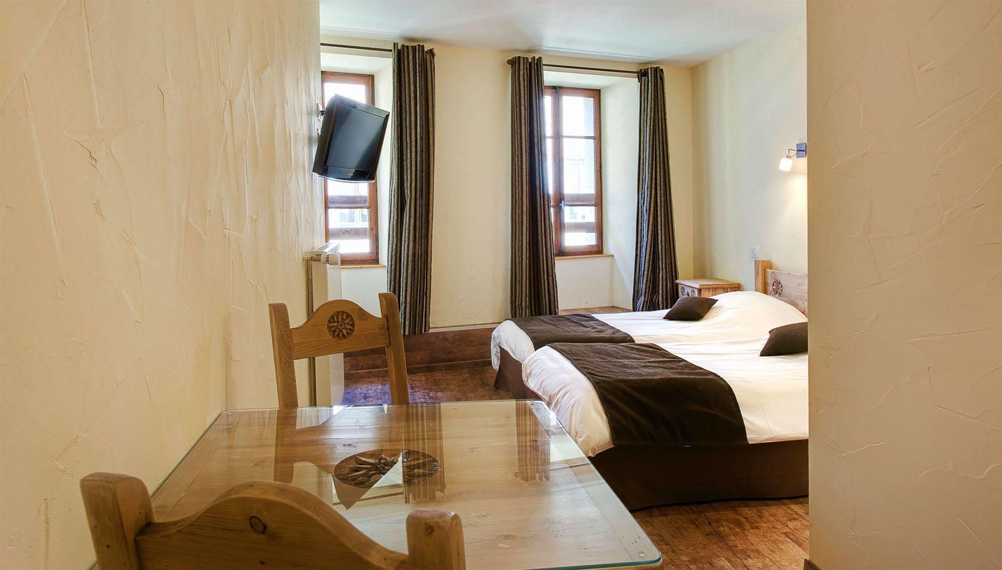 Hotel Du Commerce Thônes Dış mekan fotoğraf